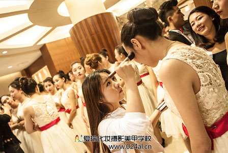 参加卓展商业化妆活动